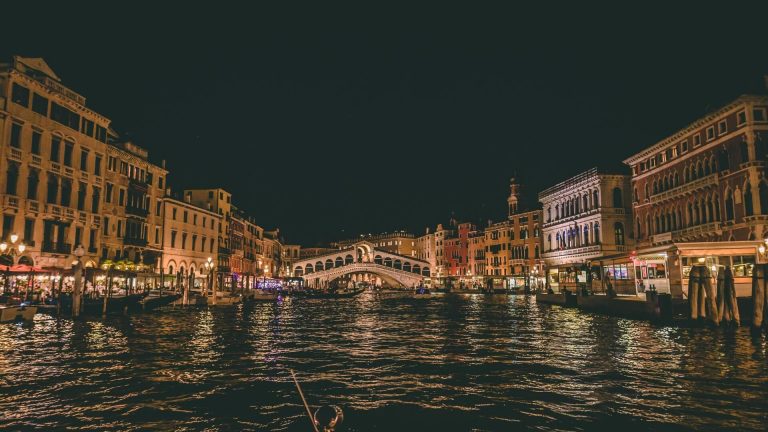 Rekordmagasságú árvíz veszélyezteti Velencét