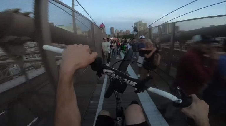 Életveszélyes: egykerekezve hajtotta végig a Brooklyn hidat New Yorkban
