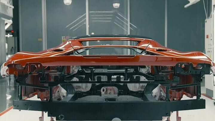 Így keltik életre Maranellóban a Ferrari SF90 Stradalét