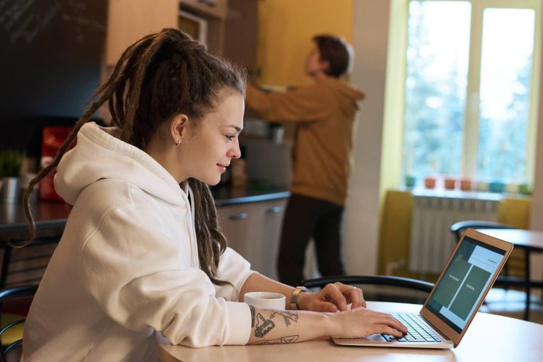 A home office előnyei és hátrányai: miért akarjuk?