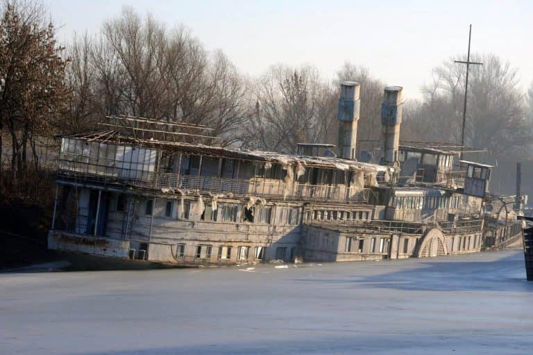 Kiemelik a 2012-ben elsüllyedt Szőke Tisza roncsát