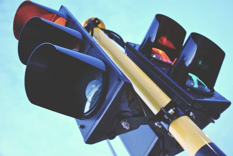 Emiatt világítanak zölden, sárgán és pirosan a közlekedési lámpák