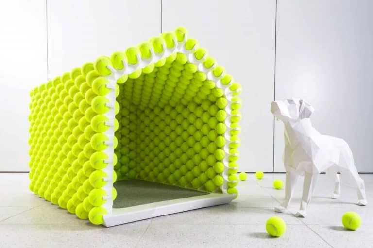 Őrült drágán árulják a több mint 1000 teniszlabdából készült kutyaházat