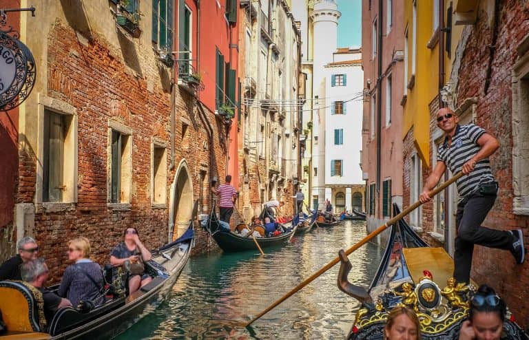 Mostantól kamerákkal számolják a Velencébe érkező turistákat