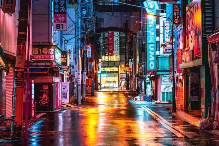 Egészen szürreális fotók mutatják be a kihalt japán utcák szépségét