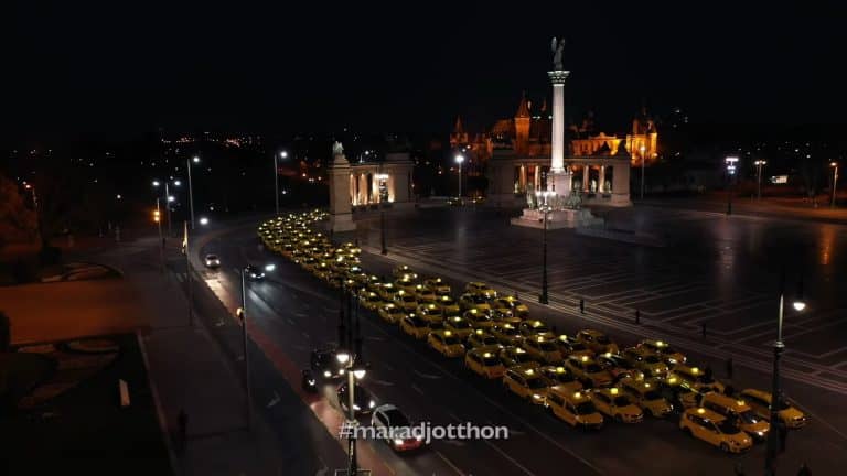 Látványos felvonulással fejezték ki hálájukat a budapesti taxisok