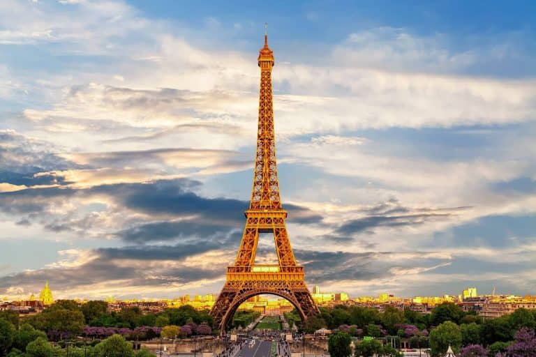 Az Eiffel-toronyra is otthonmaradásra biztató szövegeket vetítettek ki (videó)