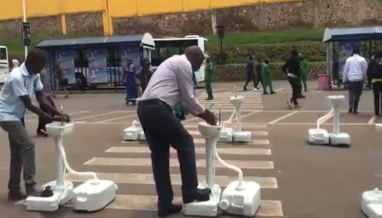 Ruandában már csak kézmosás után szállhatnak fel az emberek a buszokra