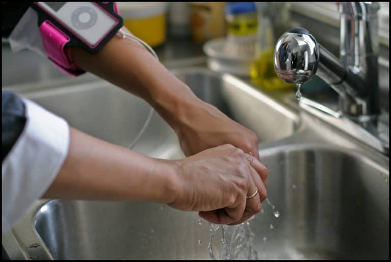 „Ha akarnék sem tudnék kezet mosni, mert kikötötték a vizet”