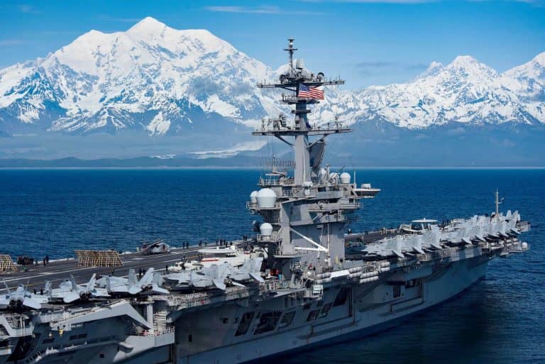 Közel 300 koronavírusos tengerészt találtak a USS Theodore Rosevelt fedélzetén