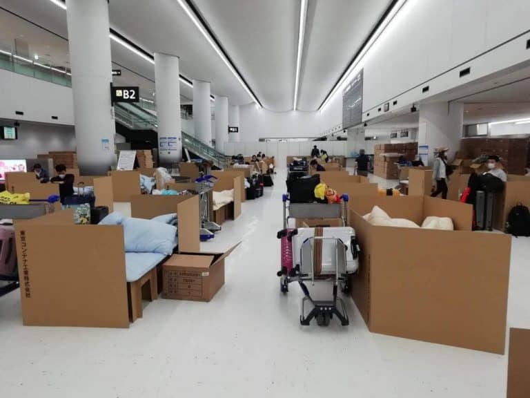 A tokiói reptéren kartondobozból készítettek ágyakat a koronavírus-tesztre váró utasoknak