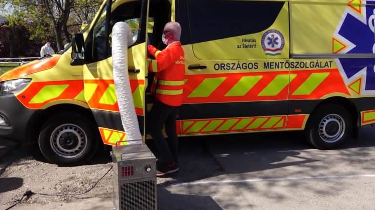 Videó: így zajlik egy mentőautó fertőtlenítése