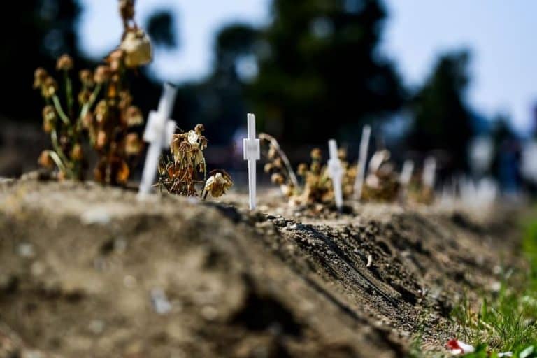 Milánóban hatalmas sírokba temetik az azonosítatlan koronavírus-halottakat