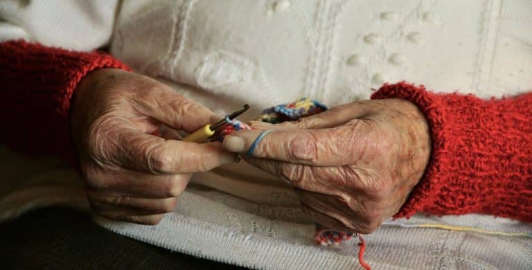 Öt Európai Uniós országban a koronavírussal kapcsolatos halálesetek fele idősek otthonában történt