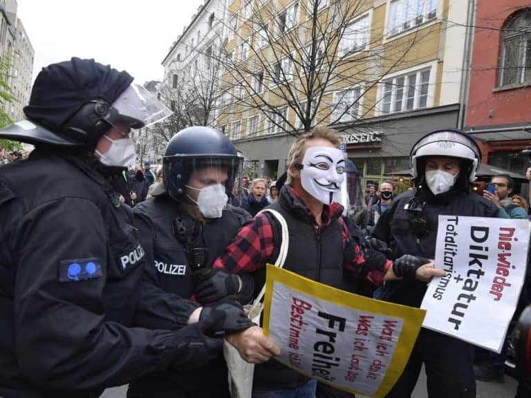 Németországban a koronavírus miatti lezárások ellen tüntettek