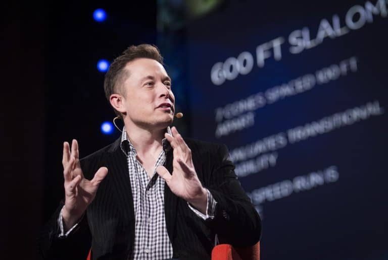 Elon Musk is beáll a gyártósorra, hogy segítsen a Tesla munkásainak