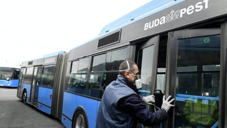 Továbbra is kötelező a szájmaszk használata a BKV járatain