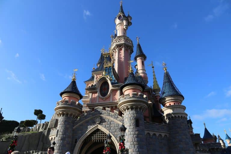 A Disney vidámparkjai eddig 1 milliárd dollár veszteséget szenvedtek