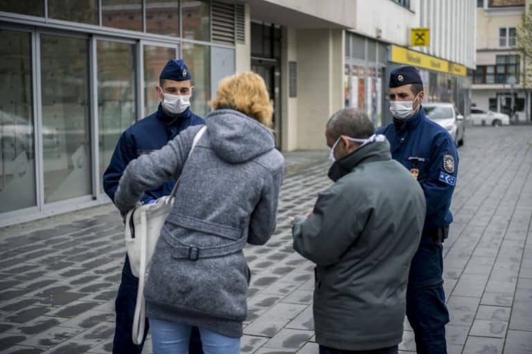 Szerdán kapnak választ a fővárosiak, hogy enyhítik-e a korlátozásokat