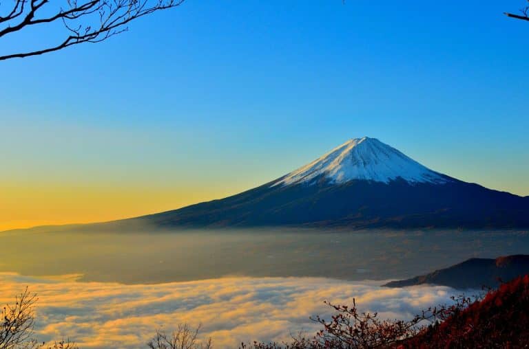 Koronavírus – évtizedek óta először zárták le a hegymászók előtt a Fudzsit