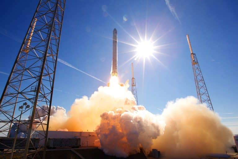 Ma indul útnak az első emberi SpaceX misszió – itt követheted a startot