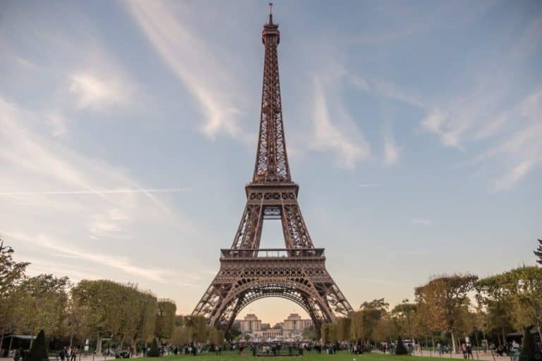 674 lépcső megmászása vár az Eiffel-tornyot felkeresőkre