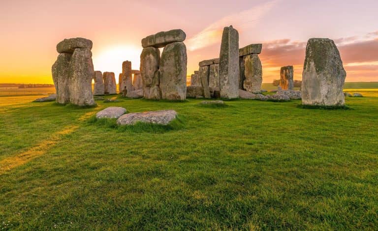 Brit régészek ősi kőoszlopokat találtak a Stonehenge alatt