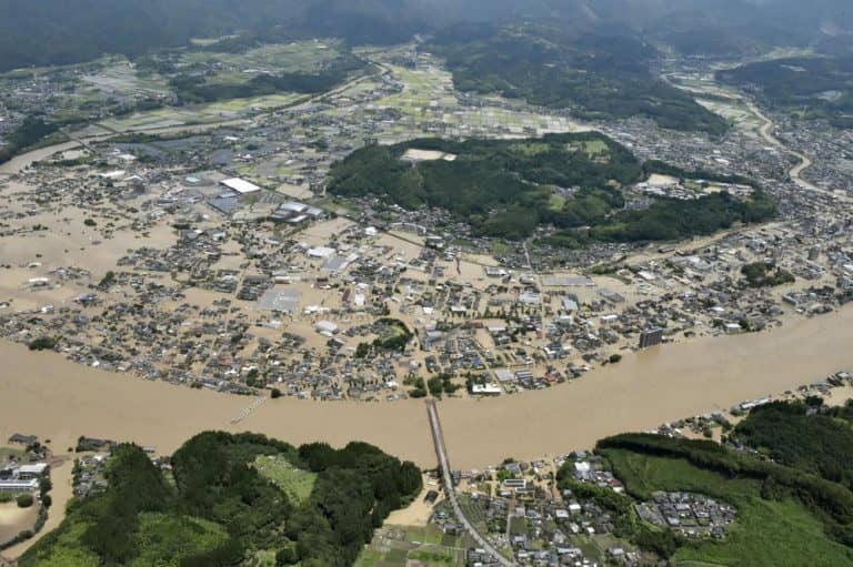 Súlyos földcsuszamlások és áradások történtek Japánban