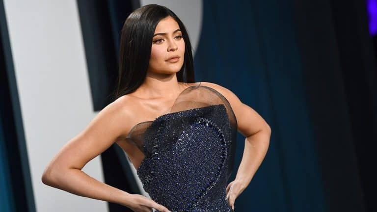 Kylie Jenner istennőként néz az égre a falatnyi bikinijében