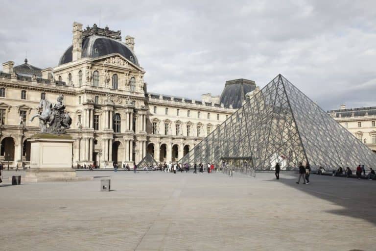 Újranyit a pokoli veszteségeket elszenvedő Louvre