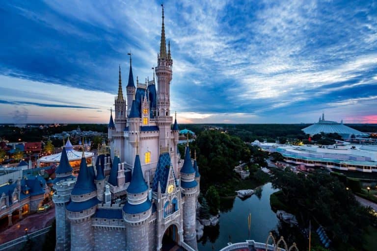 Negatív rekordokat dönt a koronavírus, a Disney Worldöt mégis újranyitották