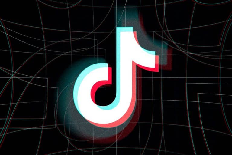 Három tűzoltó szabadította ki a TikTok videót készítő lányt a gyerekhintából (videó)