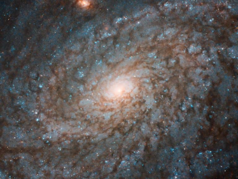 Vattaszerű galaxist kapott lencsevégre a Hubble űrtávcső