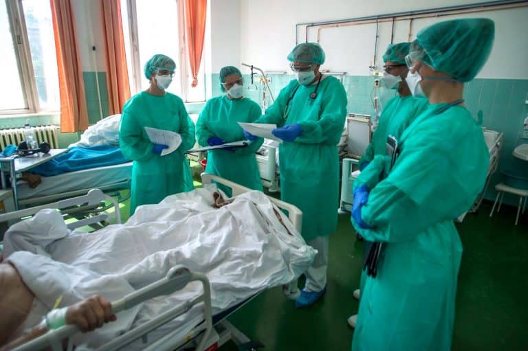 Ismét drasztikus módon emelkedett a koronavírus-fertőzöttek száma Magyarországon, egy páciens elhunyt