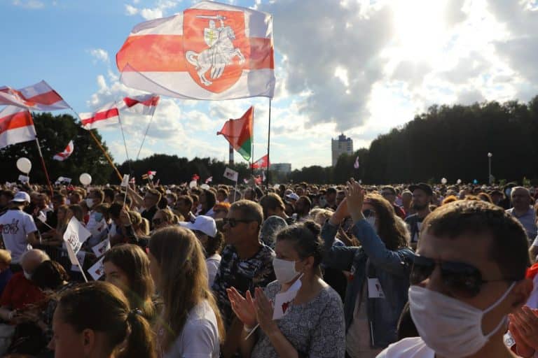 Ilyen közel még sosem volt Európa utolsó diktatúrájának megdőlése