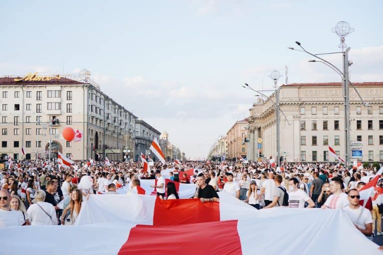 Ellenzékieket idéztek bíróság elé, miközben a belarusz védelmi miniszter tüntetők lelövésével fenyeget