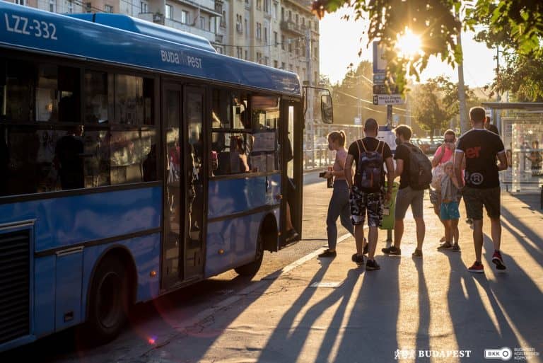 Keddtől ingyen maszkokat osztogat az utasoknak a BKK