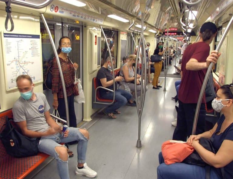Koronavírus – tartanak az emberek a bírságtól, viselik a maszkot a BKK járatain