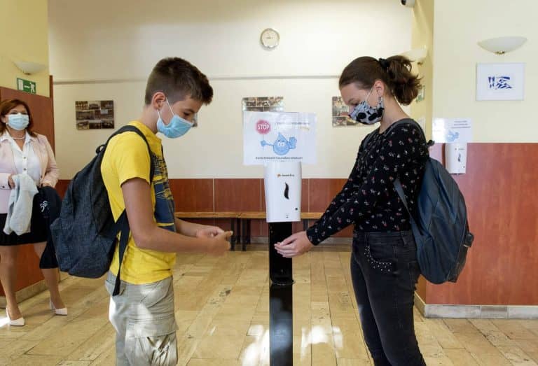 Képtelenség ellenőrizni az iskolákban a távolságtartást Magyarországon