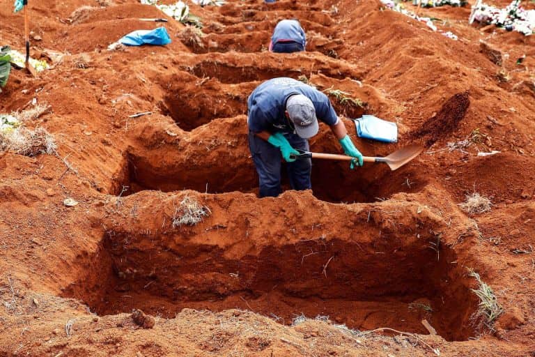 Büntetésből sírt ásatnak a maszkot nem viselőkkel – így megtanulják a szabályokat