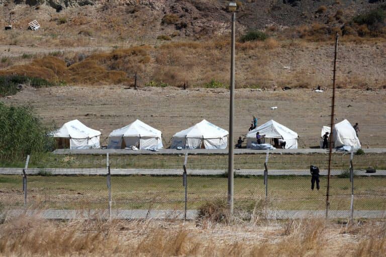 Könnygázzal oszlatták a fedél nélkül maradt menekülteket