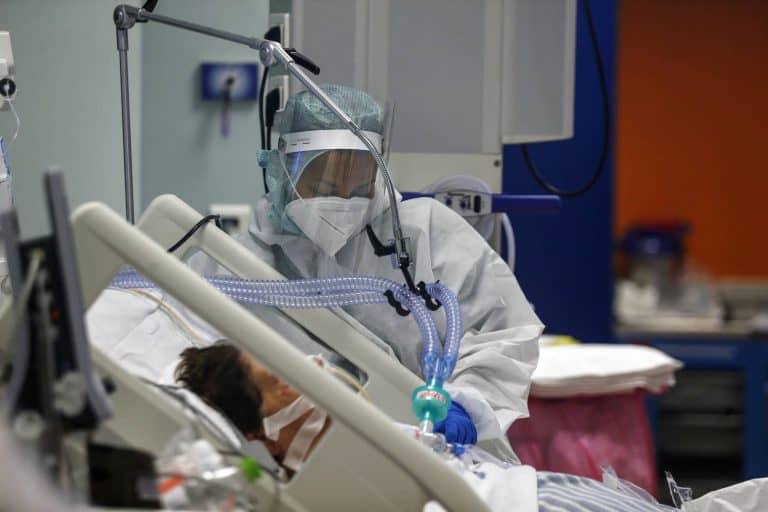 Kiderült, hány koronavírusos beteg szorul lélegeztetőgépre Magyarországon