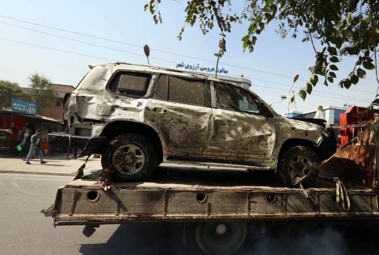 Bombatámadás érte az afgán alelnököt, többen is meghaltak a célzott robbantásban