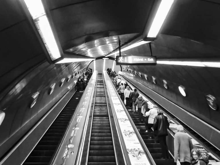 BKK: Több mint 10 forgalmas metróállomás kapott kézfertőtlenítési lehetőséget