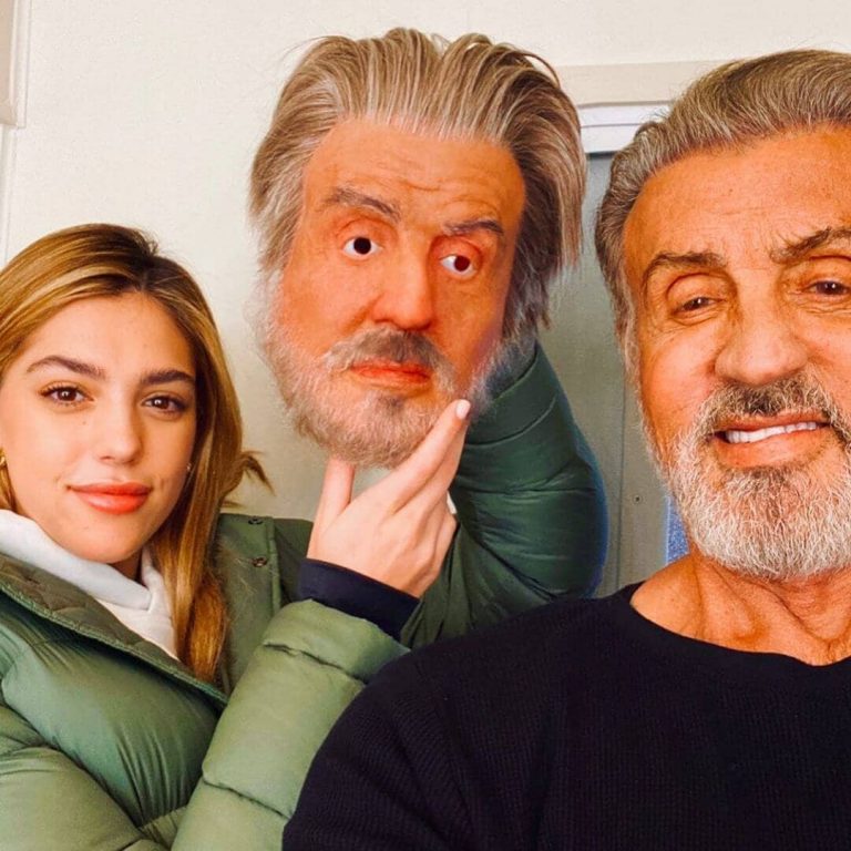 Para: Stallone videóra vette, ahogy a „fejével” sétálgatnak a forgatáson