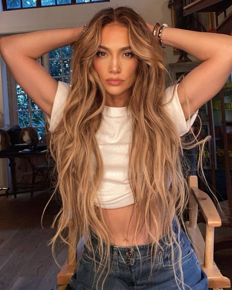 Jennifer Lopez feltolta a hatalmas és formás melleit, majd jött az „őrület”