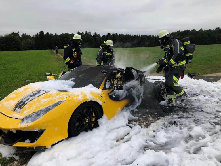 Képeken, ahogy az út szélén álló Ferrari lángokba borul: ennek annyi…