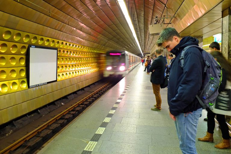 Este kilenctől csak alapos indokkal hagyhatják el otthonaikat a csehek