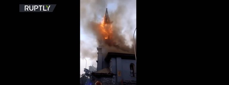 Videóra vették, ahogy a 19. századi templomtorony lángokban áll, majd a földnek csapódik