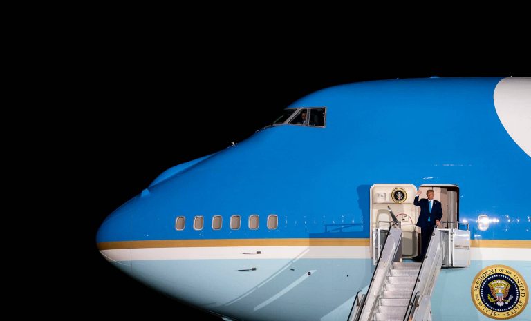 Így táncolt Trump a YMCA-re a rajongói és az Air Force One előtt – videóval